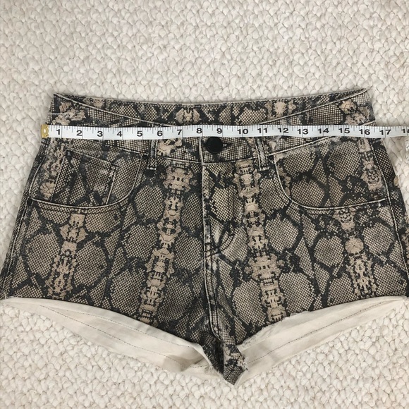 Snake Pattern Distressed Shorts - Picture 3 of 7
